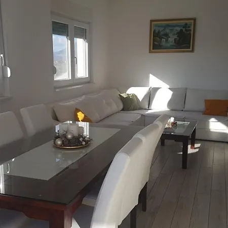 Apartment Lora